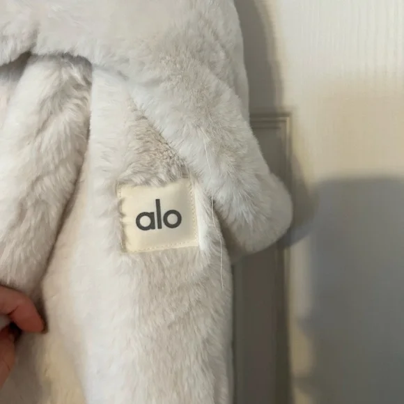 ALO Yoga White Faux Fur Jacket - Picture 2 of 4
